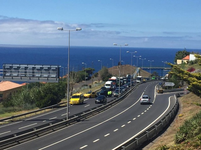 Trânsito congestionado na Assomada devido a acidente entre duas viaturas