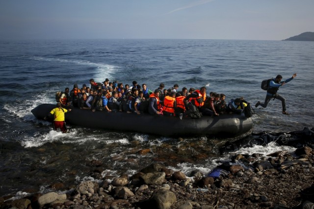 Polícia Marítima resgata 24 migrantes em missão na ilha grega de Lesbos