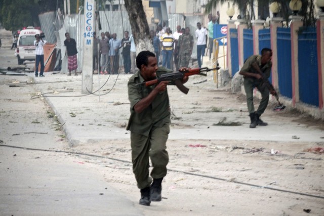 Rebeldes somalis reivindicam ataque em hotel e mantêm número indeterminado de reféns