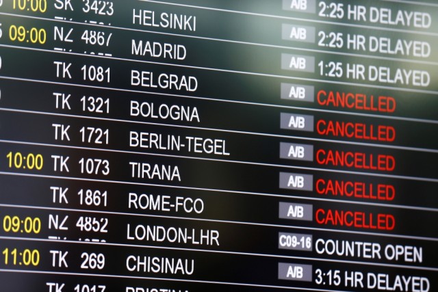 Aeroporto de Istambul volta a operar após atentado, ainda que com poucos voos