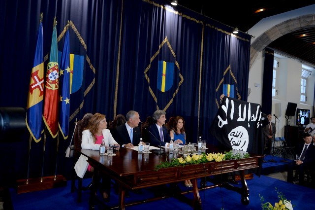 Coelho exibe bandeira do Estado Islâmico na sessão do Dia da Região