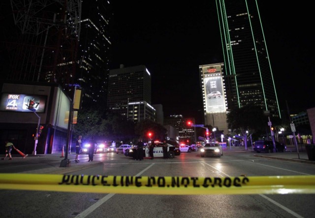 Suspeito de disparos que mataram polícias em Dallas diz ter espalhado bombas na cidade