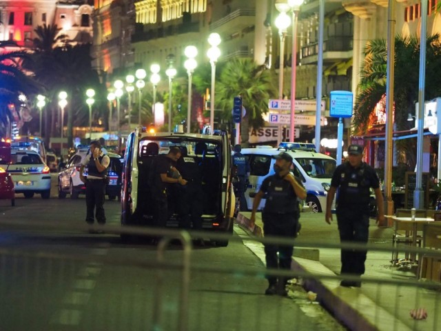 Hollande promete resposta a horror do terrorismo e amplia estado de emergência