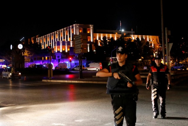 Movimentos militares em Ancara e Istambul, possível golpe de Estado diz PM