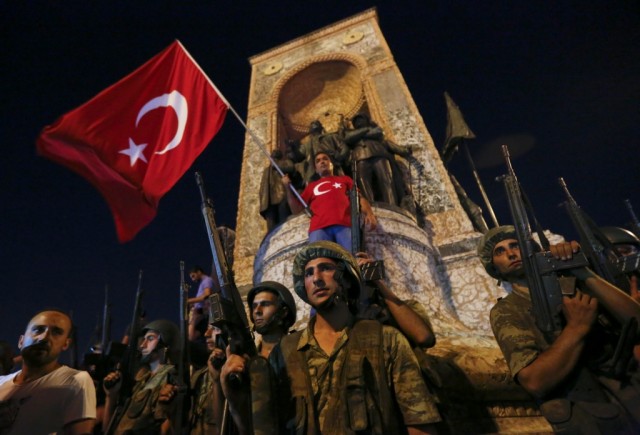 Turquia Militares declaram lei marcial e recolher obrigatório