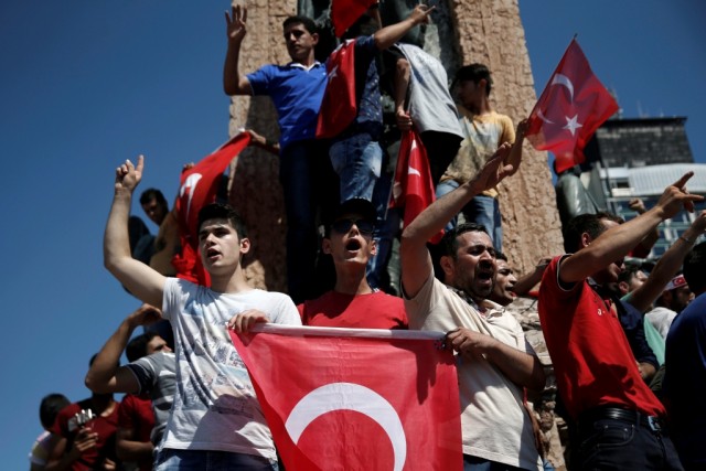 Milhares de apoiantes do presidente turco nas ruas de Istambul e Ancara