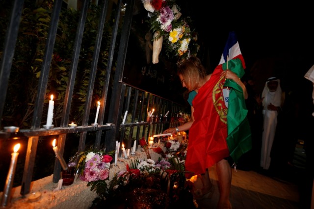 300 metros de homenagens e insultos em Nice