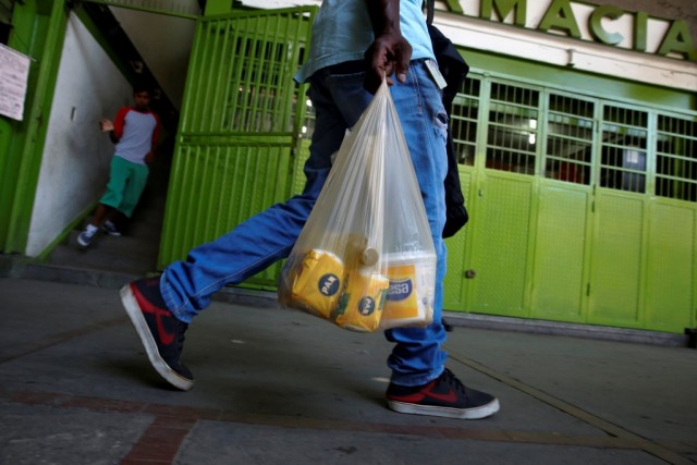 Escassez de produtos e medicamentos faz aumentar faltas ao trabalho na Venezuela