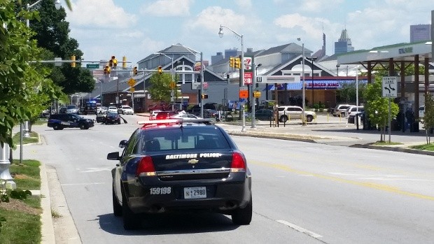 Homem armado faz quatro reféns, incluindo criança, em restaurante nos Estados Unidos