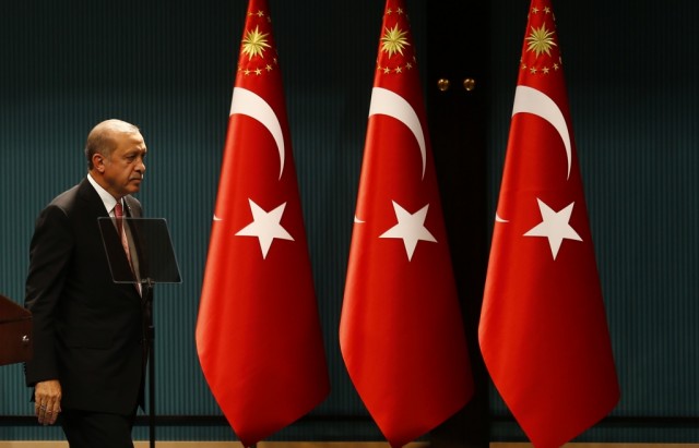 Decretado estado de emergência por três meses na Turquia