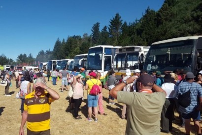 Autocarros vão chegando à Festa do PSD-Madeira e o recinto começa a encher