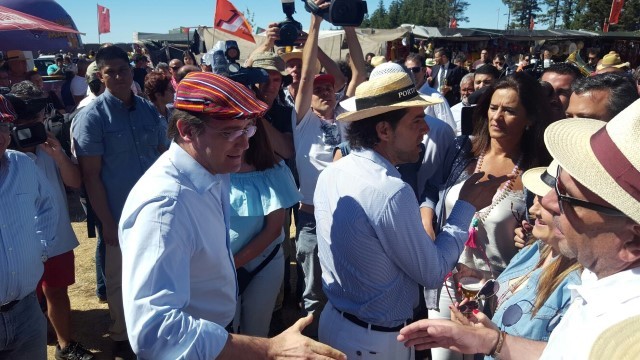 Passos Coelho e Albuquerque fazem ronda pelas barracas da Festa do PSD-Madeira... pelo sentido inverso