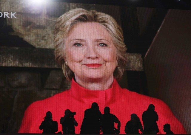 Hillary agradece nomeação histórica, Bill Clinton fala numa líder natural
