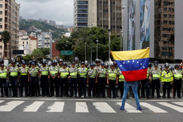 Caracas militarizada com milhares de venezuelanos impedidos de marchar até à CNE