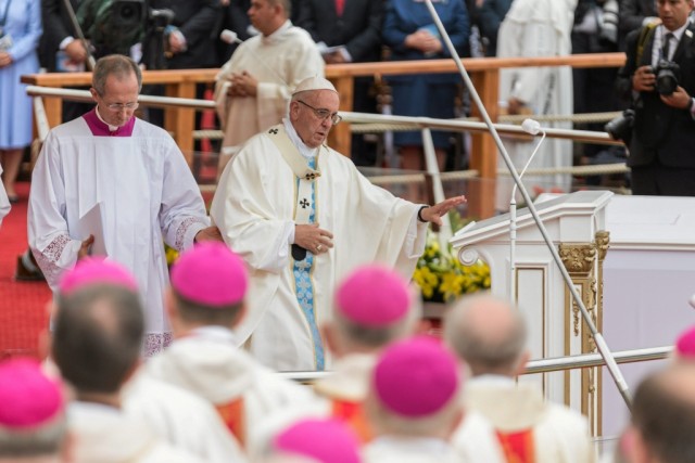 Papa cai no início de missa perante centenas de milhares na Polónia