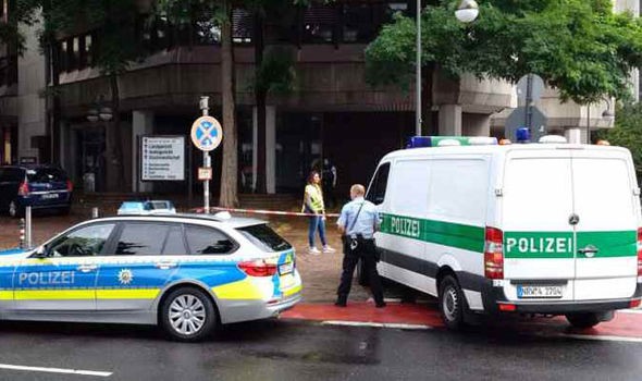 Mulher armada em centro de emprego da Alemanha