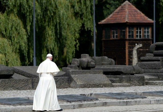 Papa reza em silêncio e encontra-se com sobreviventes de Auschwitz