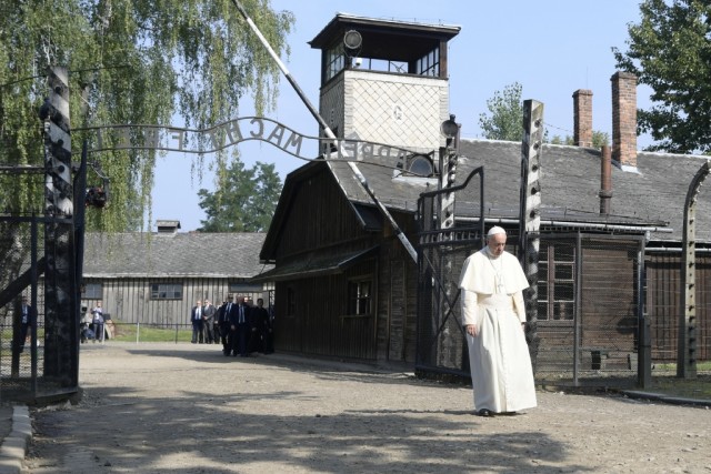 Papa pede perdão por tanta crueldade em mensagem no livro de honra de Auschwitz