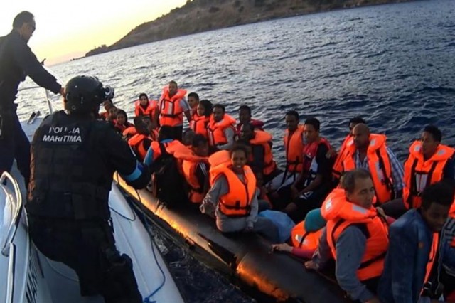 Mais de 3.400 migrantes resgatados sexta-feira ao largo da Líbia