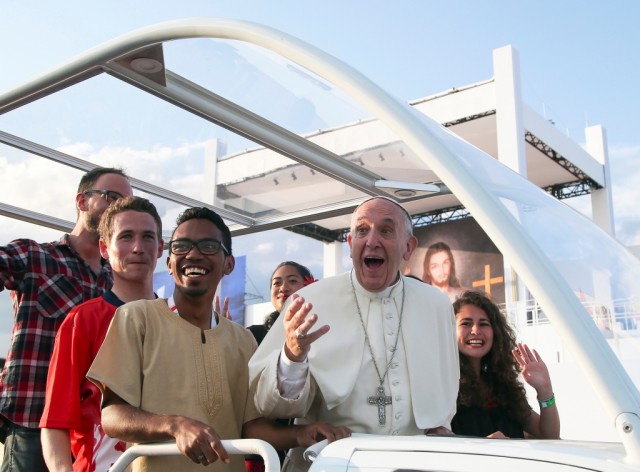Papa almoça com jovens, num encontro com conselhos, brincadeiras e selfies