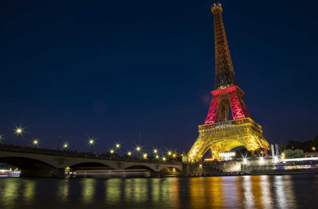 Torre Eiffel evacuada hoje à noite devido a mochila abandonada