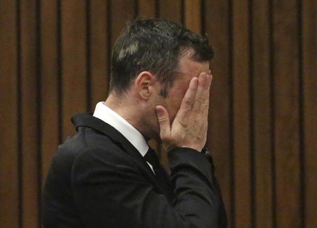 Oscar Pistorius transportado para o hospital com ferimentos nos pulsos