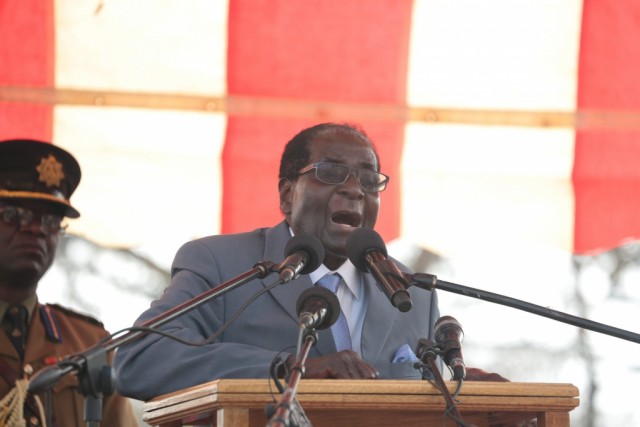 Presidente do Zimbabué avisa que protestos são inúteis