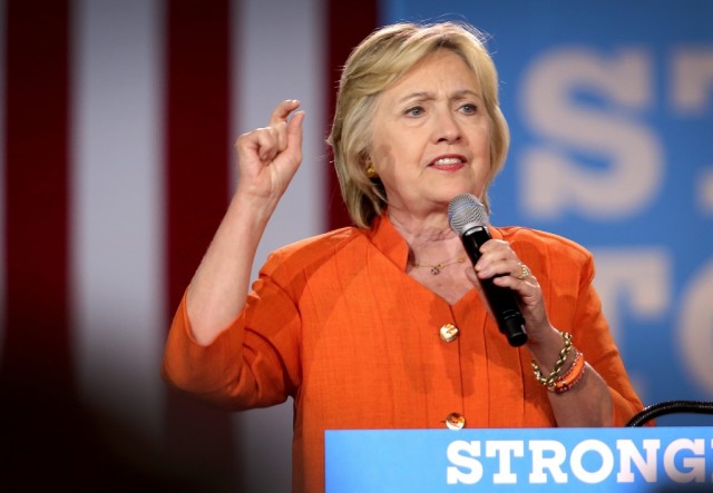 Hillary Clinton divulga declaração de rendimentos e pede a Trump que faça o mesmo
