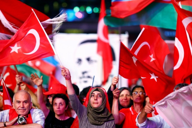 Mais de 81 mil funcionários afastados após a tentativa de golpe na Turquia