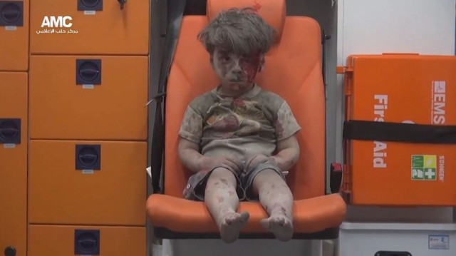 A imagem do menino (mais um da Síria) que corre o mundo
