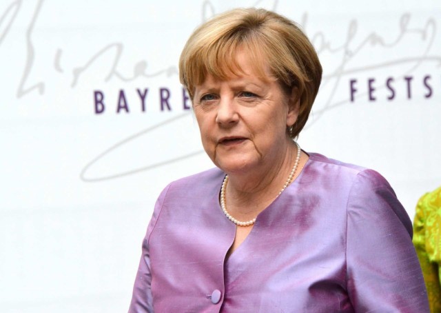 Hollande, Merkel e Renzi reúnem-se hoje em Itália