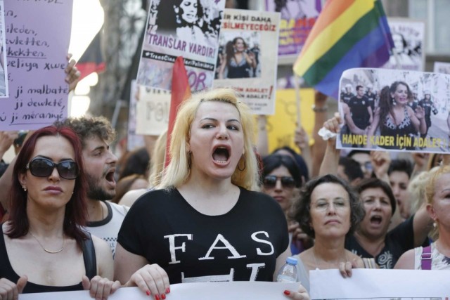 Militantes LGBT manifestam-se na Turquia e exigem justiça pela morte de transexual