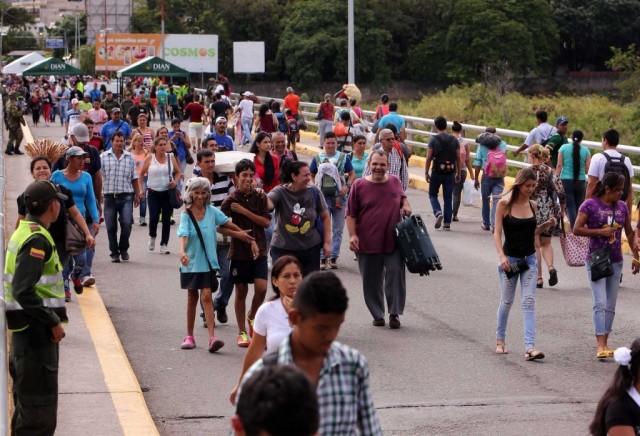 Mais de 381 mil venezuelanos foram à Colômbia comprar alimentos e medicamentos