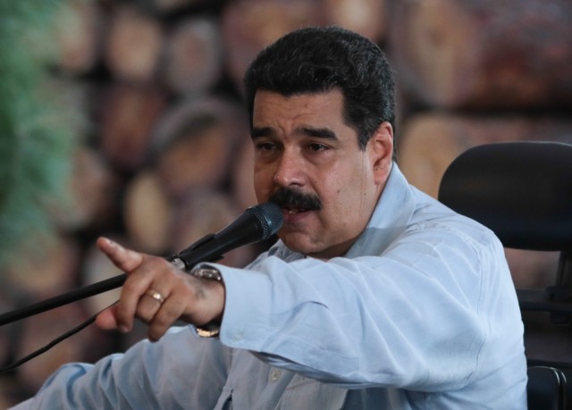 Presidente venezuelano ordena afastamento de funcionários a favor de referendo revogatório