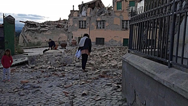 Pelo menos 10 mortos devido ao sismo de 6,2 no centro de Itália