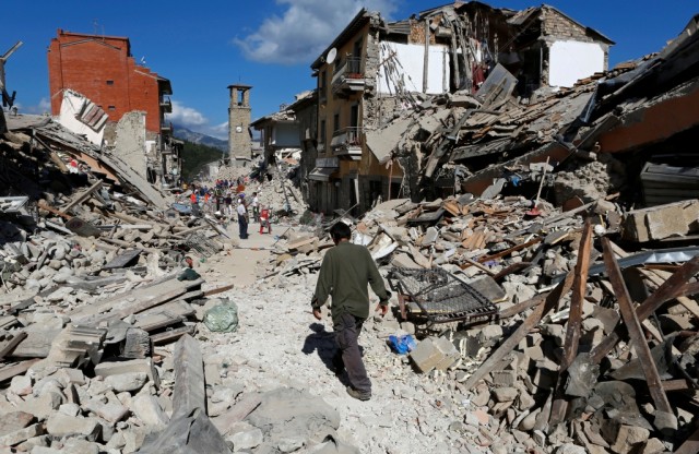 Chefe do Governo italiano promete não deixar ninguém sozinho após sismo