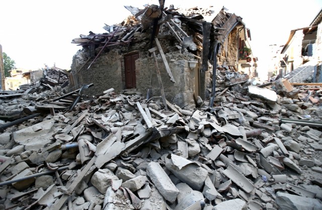 Sobe para 247 número de mortos no sismo em Itália