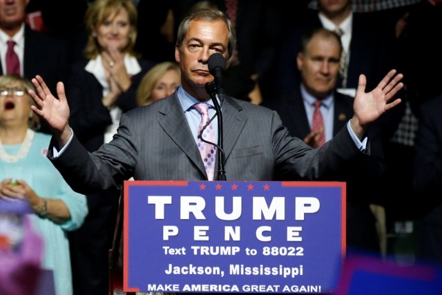Britânico Nigel Farage em ação de campanha de Trump