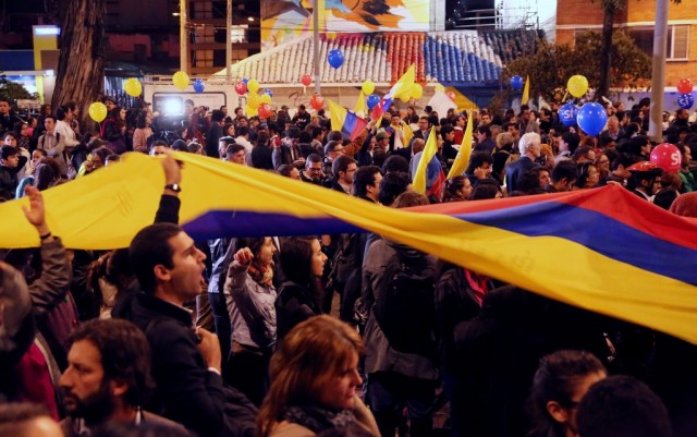 Colombianos festejam histórico acordo de paz na capital