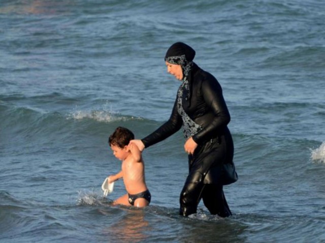 Amistia Internacional diz que proibição de burkini é discriminatória e viola liberdade de expressão e religião