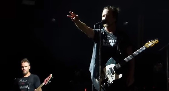 Eddie Vedder pára concerto para apontar dedo a homem agressor de mulher