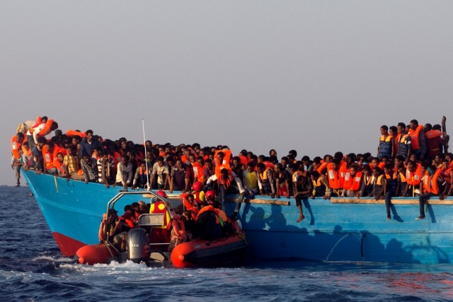 Mais de 111.000 migrantes e refugiados resgatados no Mediterrâneo desde início do ano