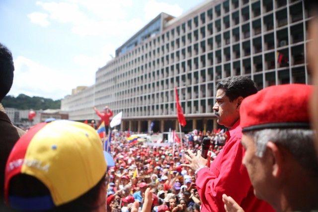 Chavistas e opositores tomam a capital da Venezuela a favor e contra Nicolás Maduro