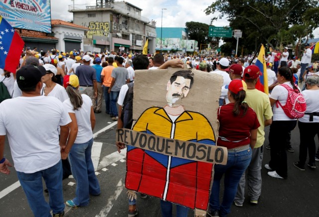 Milhares de opositores de Maduro concentrados em Caracas para exigir referendo revogatório