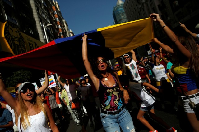 Milhares de venezuelanos pediram em Madrid um referendo para destituir Maduro