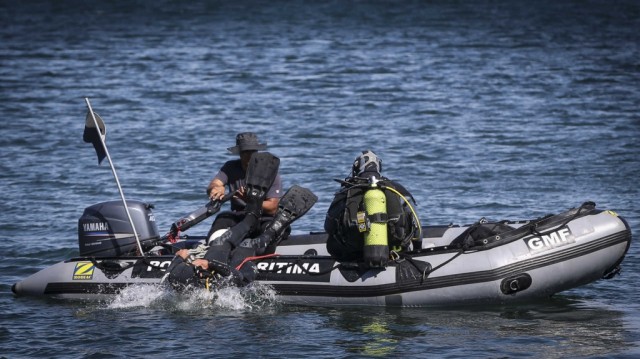 Polícia Marítima resgata bebé de 2 meses em bote com 38 refugiados no Mar Egeu