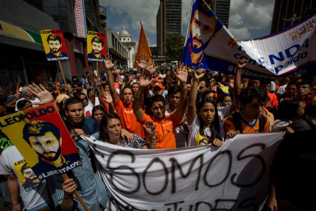 Tocar tachos em protestos na Venezuela é legítimo mas sancionável