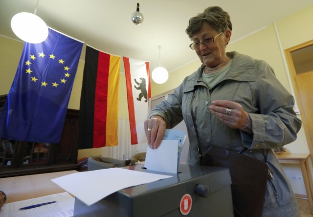 Merkel enfrenta derrota histórica em Berlim, direita populista nos 12%
