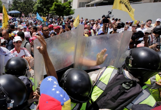 Oposição venezuelana denuncia atraso na convocatória para um referendo presidencial