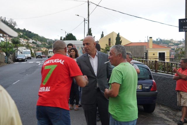 Paulo Cafôfo em contacto com a população do Caminho do Terço